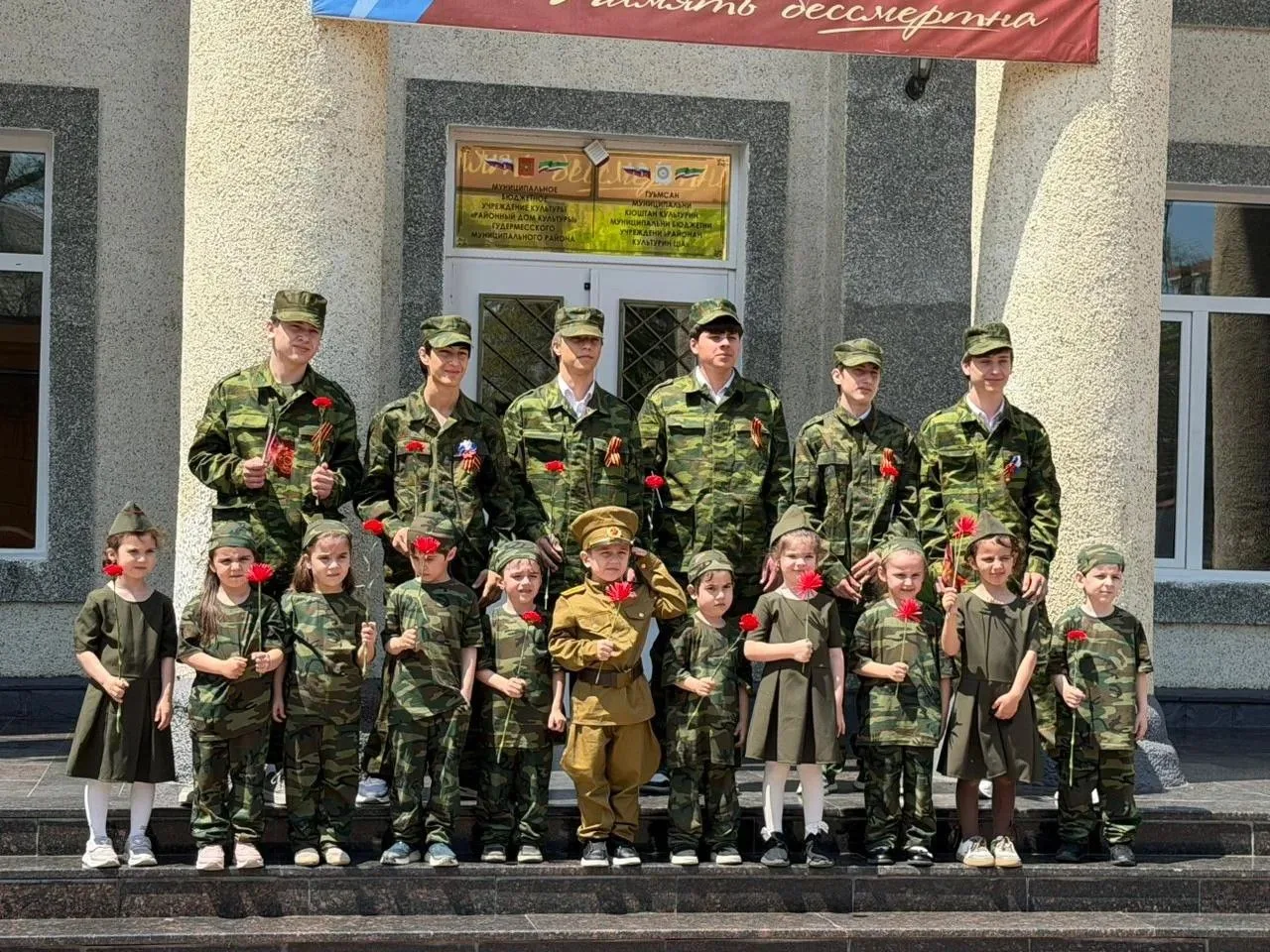 8 мая работники МБУК «Центр культурного развития г. Гудермес» провели флешмоб «Лента па...