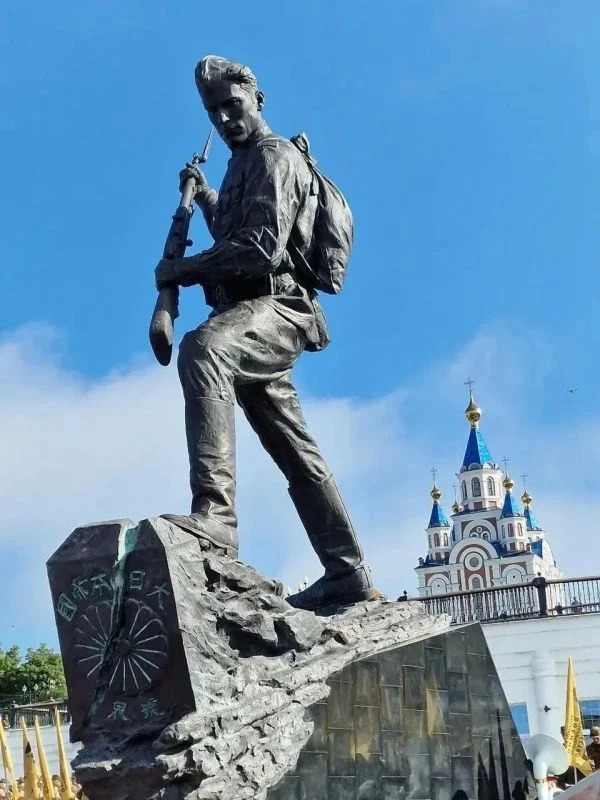 Премьер-министр Японии снова потребовала демонтировать памятник в Хабаровске, где совет...