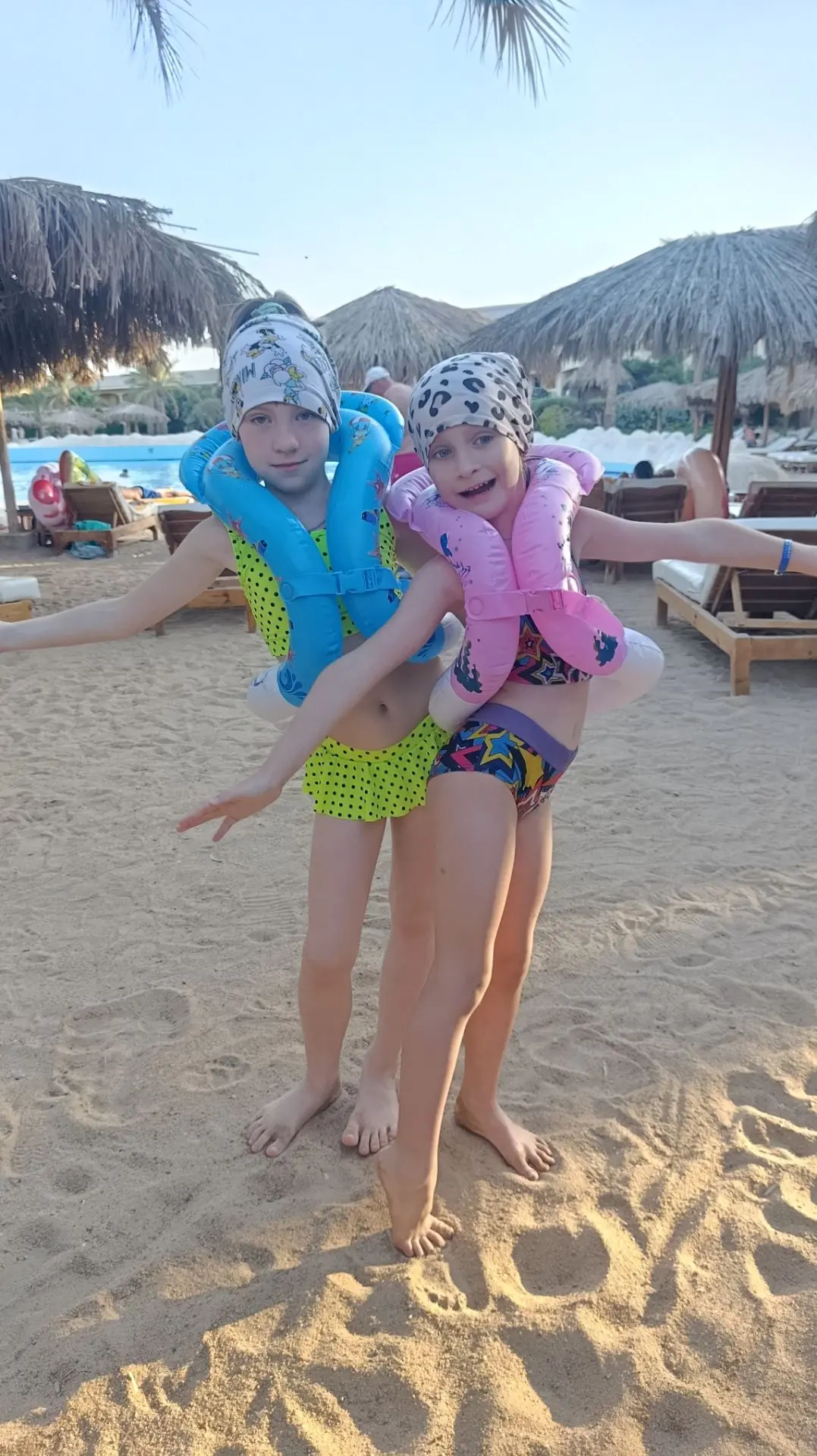 На видео они позируют, думая, что я из фотографирую 😂