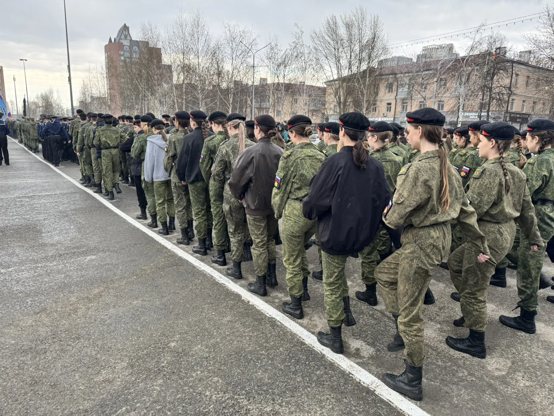 Репетиция Парада Победы  9 апреля 2026 года, несмотря на непогоду, на площади перед Уфа-Арена прошла