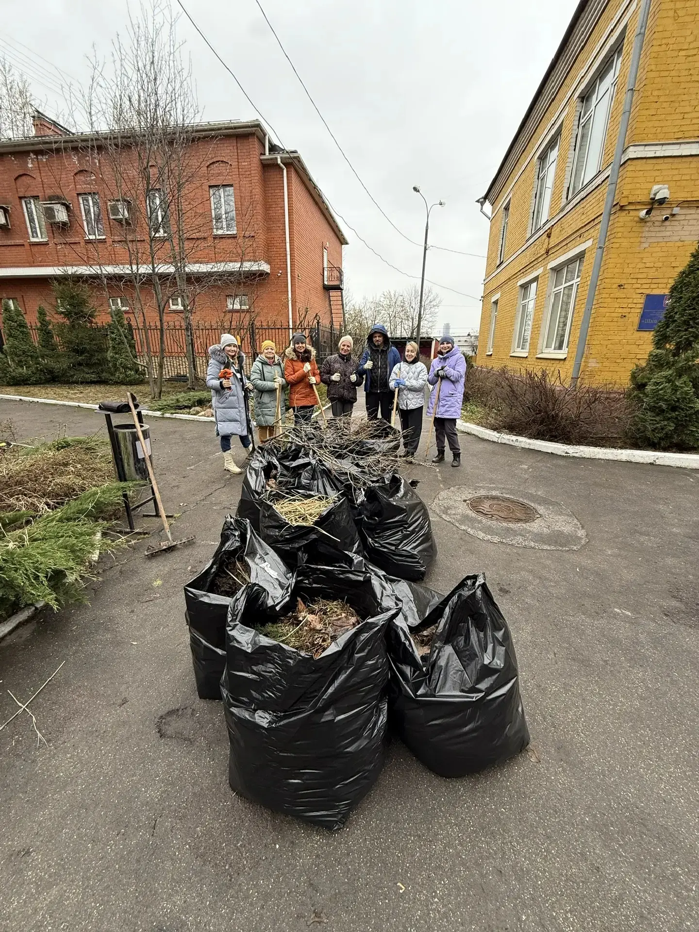 Городской субботник   Наши родители-активисты не побоялись плохой погоды и пришли, чтобы сделать мес