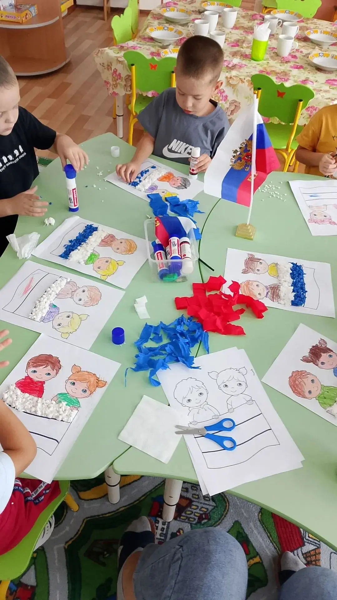🇷🇺 «Это флаг моей страны» — готовимся ко Дню Государственного флага России! 🇷🇺