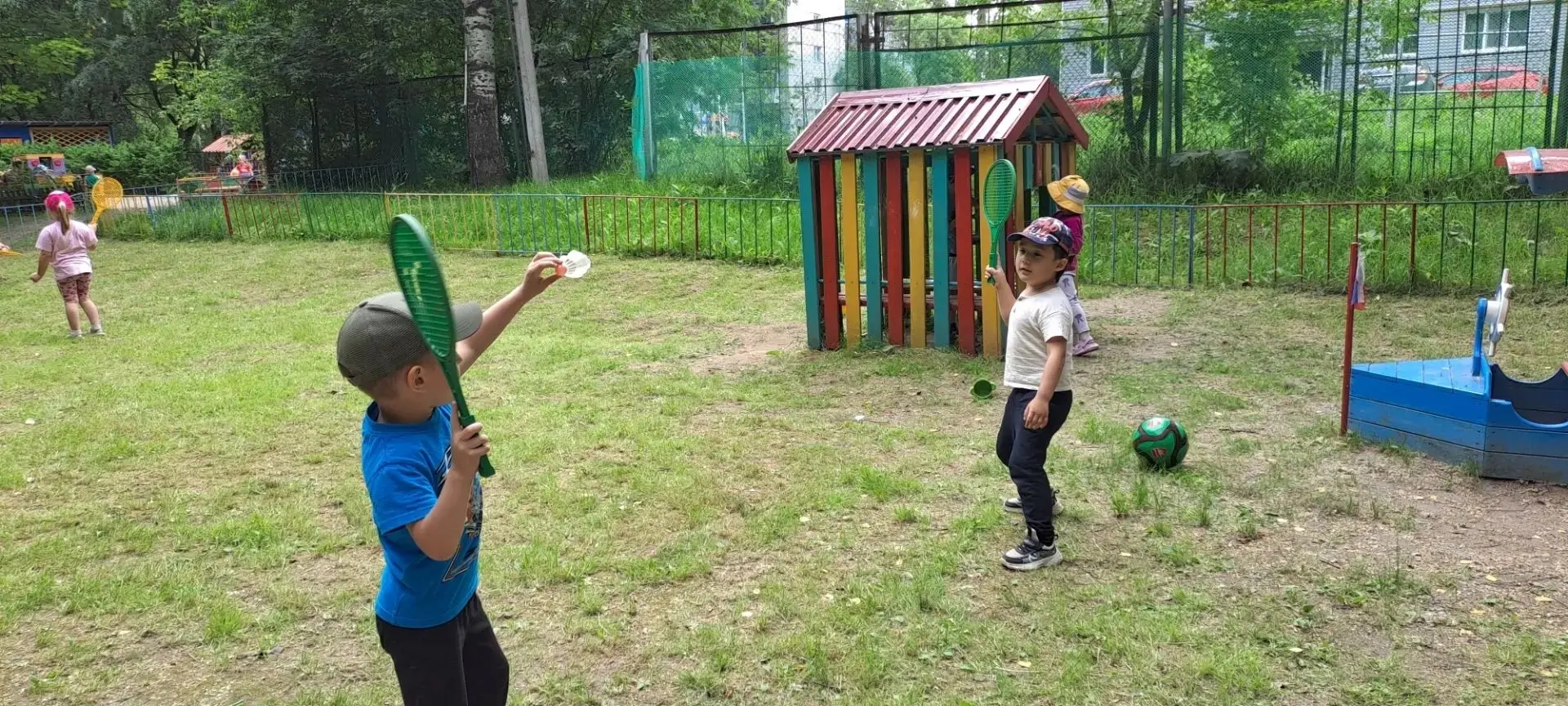 🎉 Прогулка — это маленькая радость и большие открытия! 😍 

Сегодня ребята из старших групп не сиде