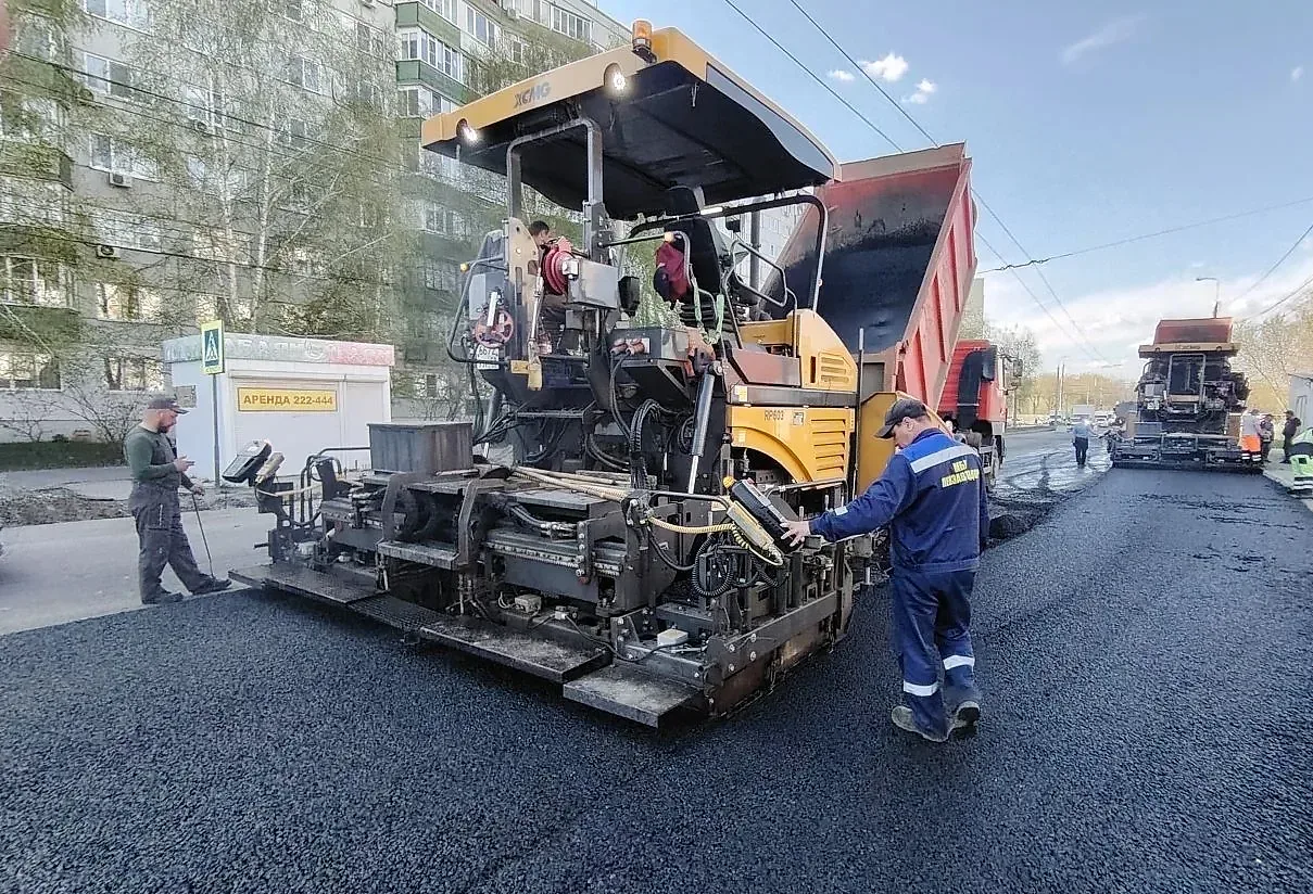 Расскажу о текущем ремонте городских дорог. Укладываем верхний слой асфальта на улице К...