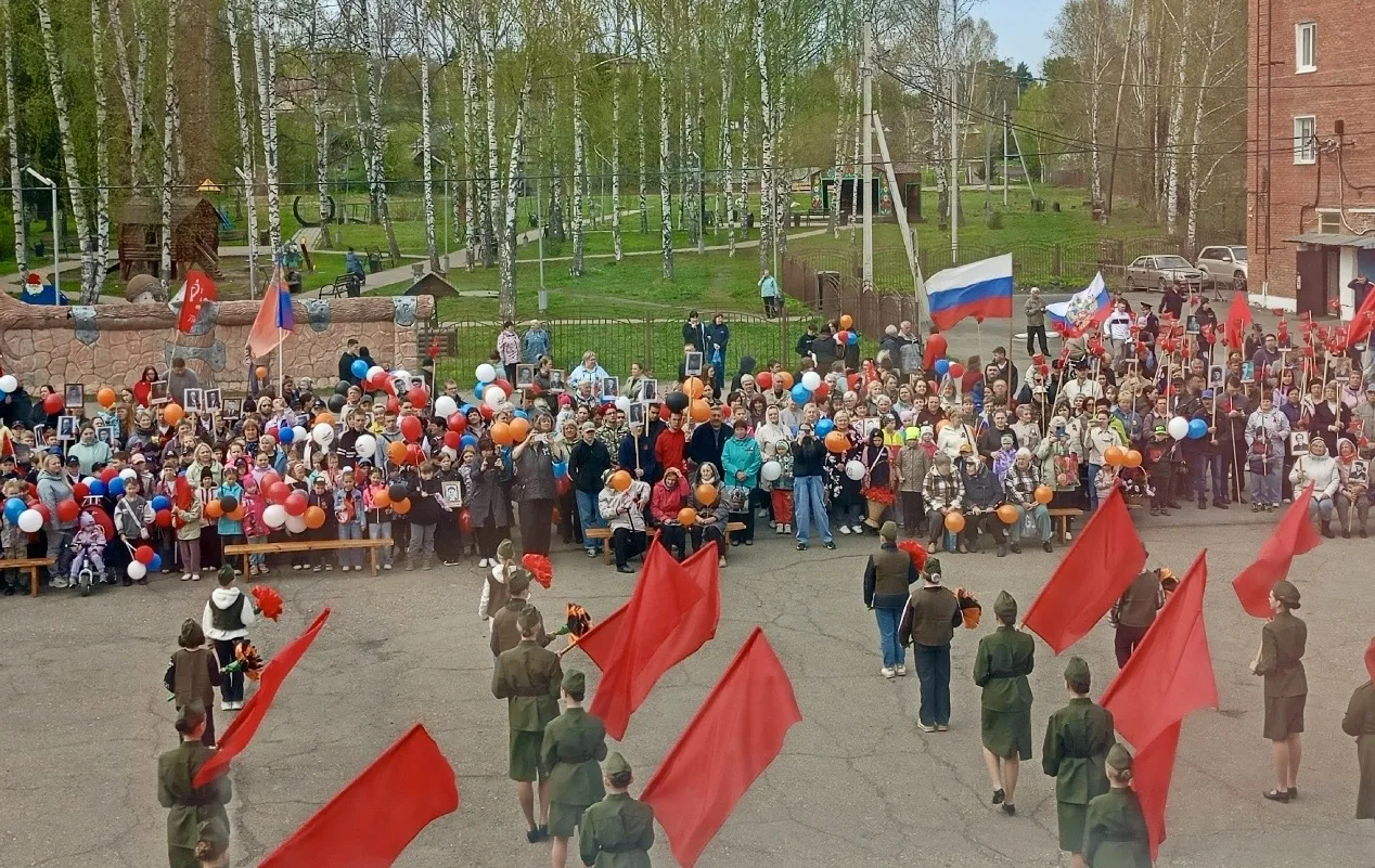«Бессмертный полк» прошел по улице Советской в поселке Рудничный.   В День Победы жители Анжеро-Судж