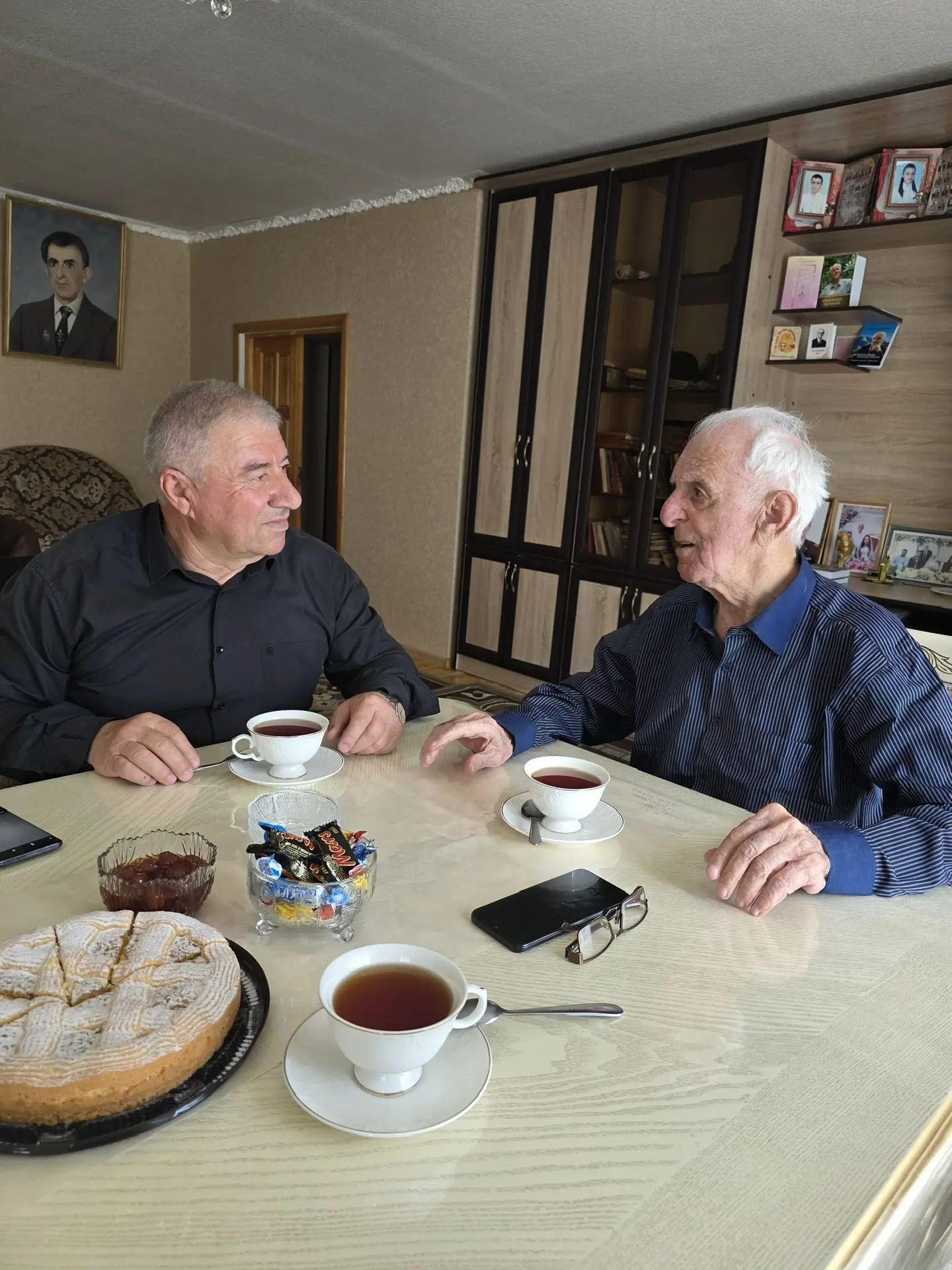1 Мая, в праздничный день и накануне дня рождения нашего поэта, мы с Гаджимислимом навестили нашего 
