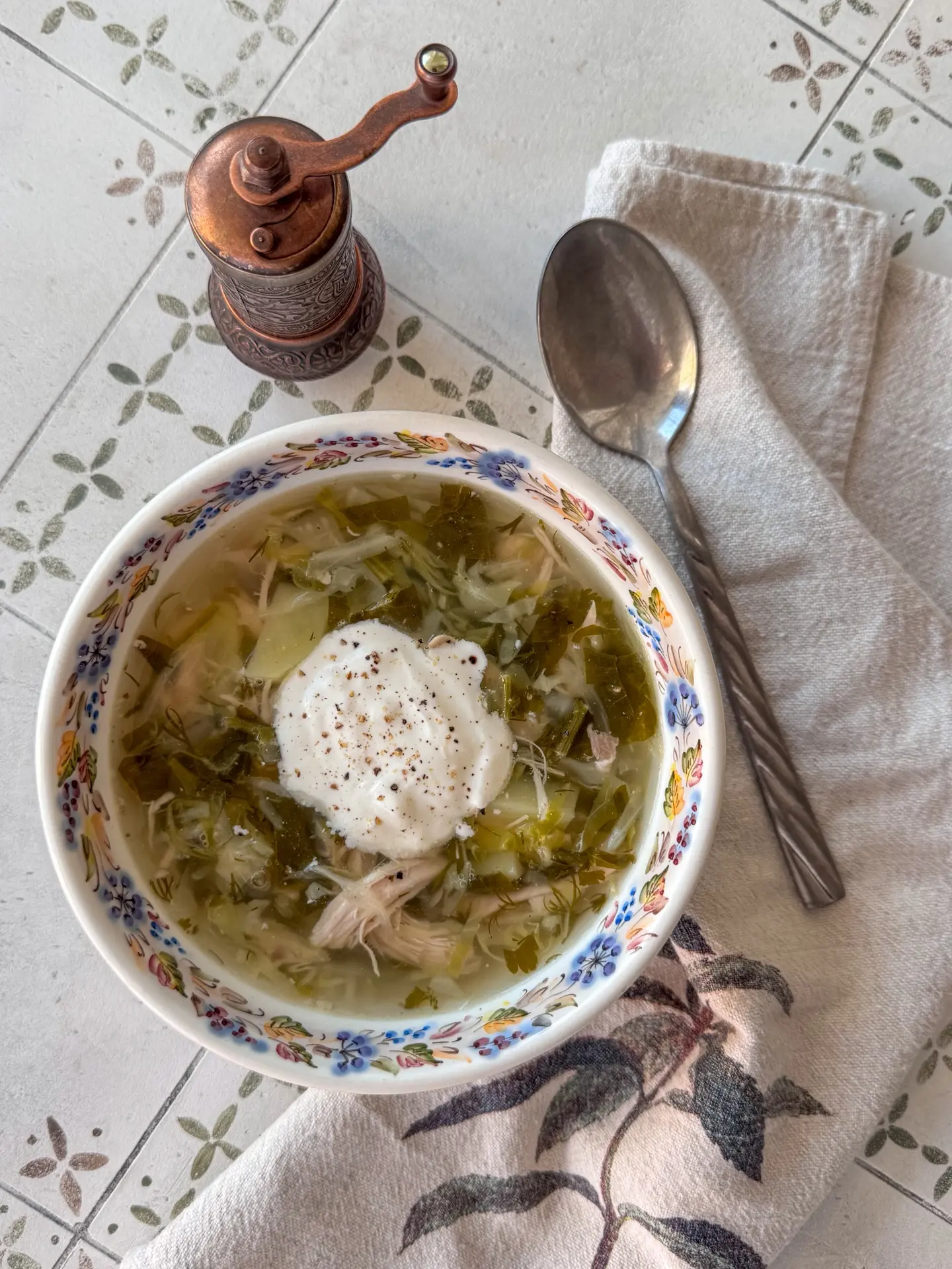 Сын вернулся сегодня с чужбины и был очень рад супу 🍲 

Зелёненькие щи 🍲 

Ингредиенты:
Куриный бу