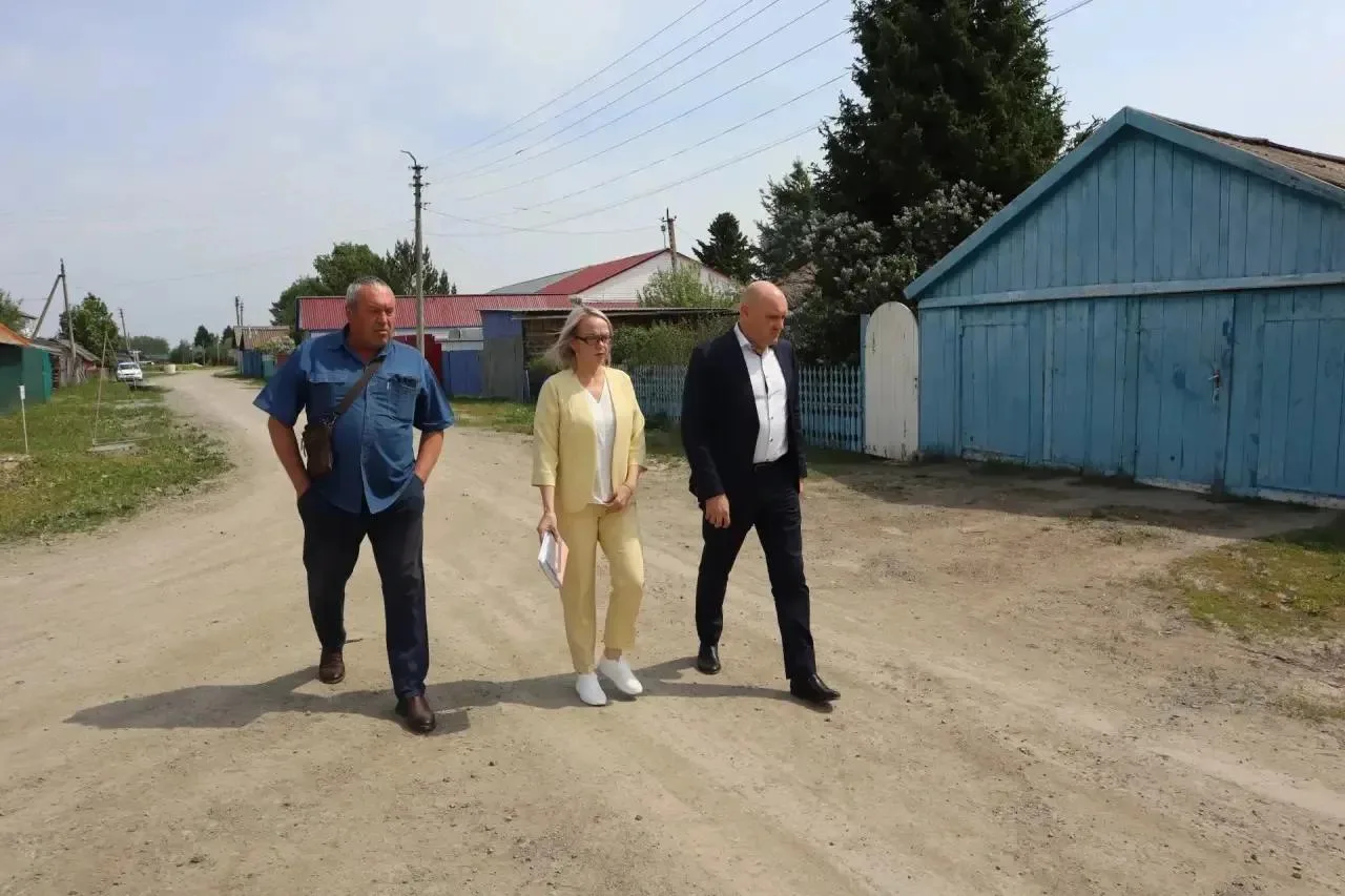Глава Боготольского округа Александра Байкова, вместе с заместителем главы округа и руководителем Бо