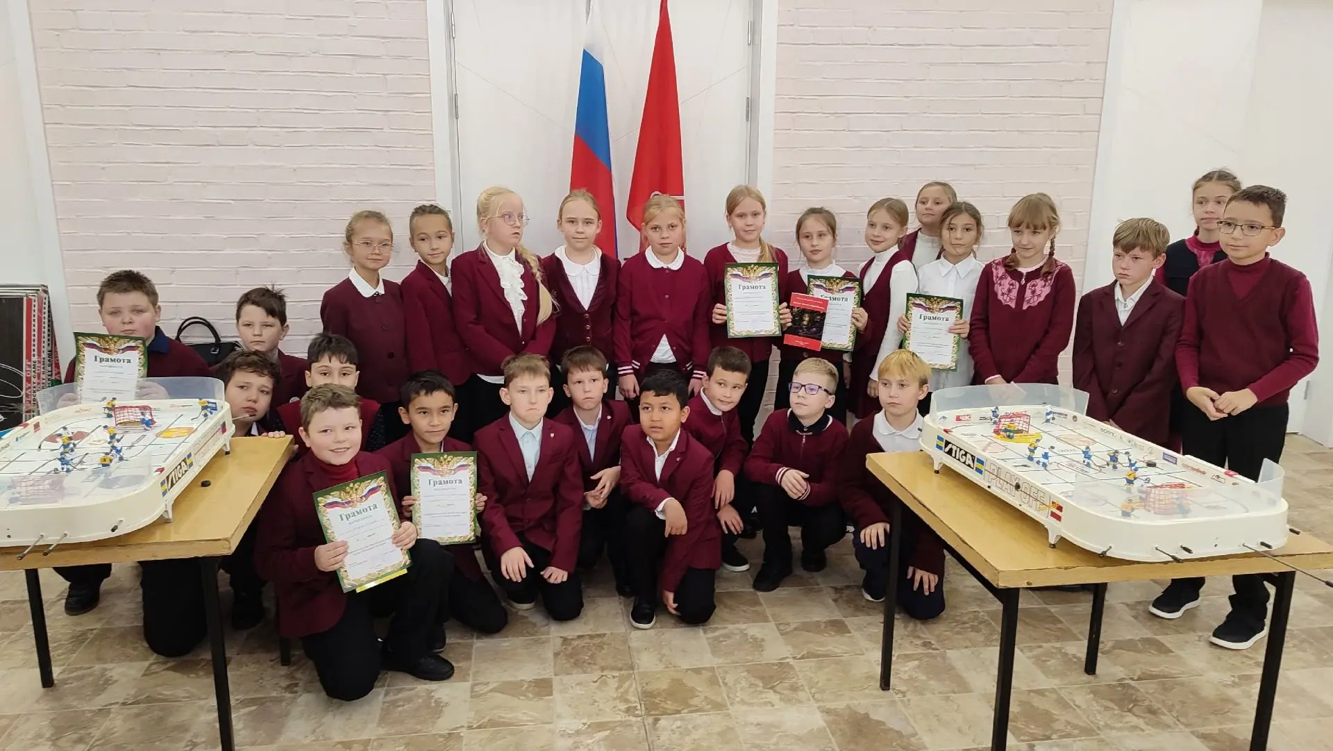 🥅 Продолжается lll Школьный турнир по настольному хоккею среди учеников 3-8х классов.