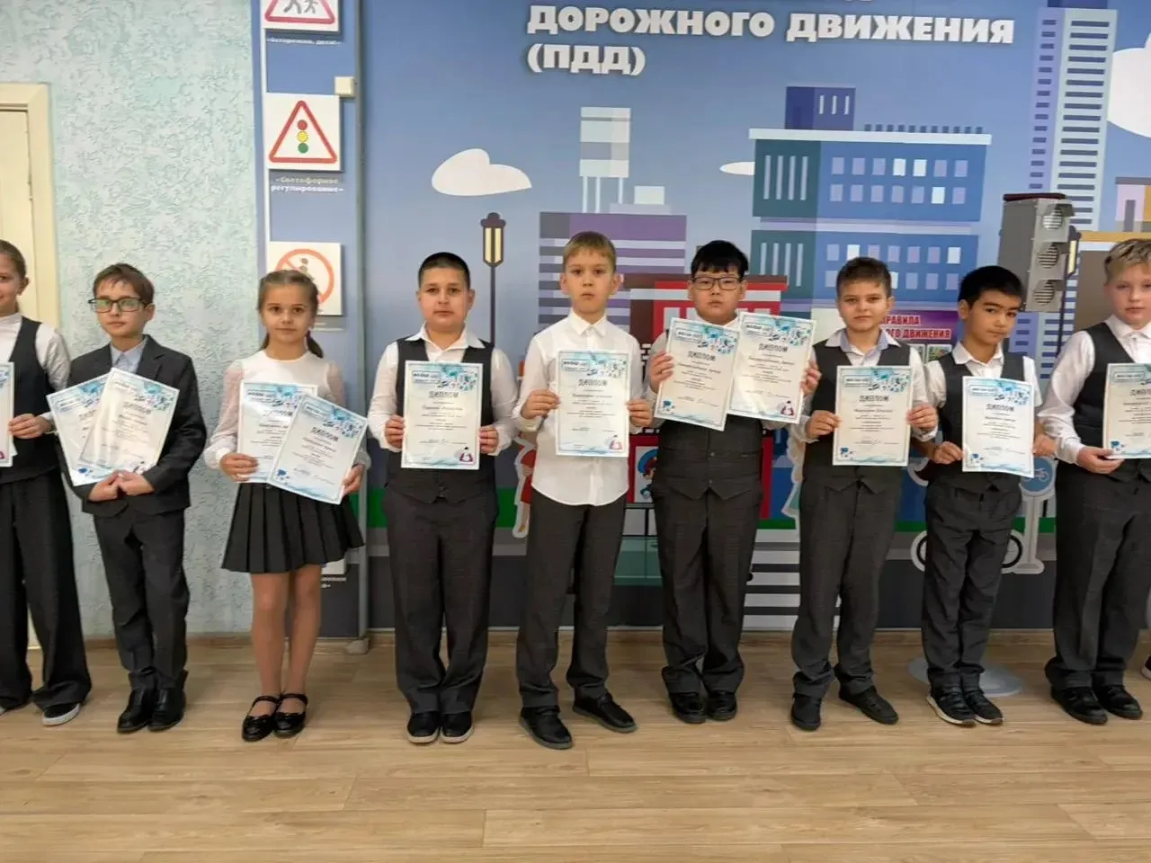 🔥Награждаем лучших!  🏆В последний день осени в начальной школе прошли линейки-награждения.   🤝Были о