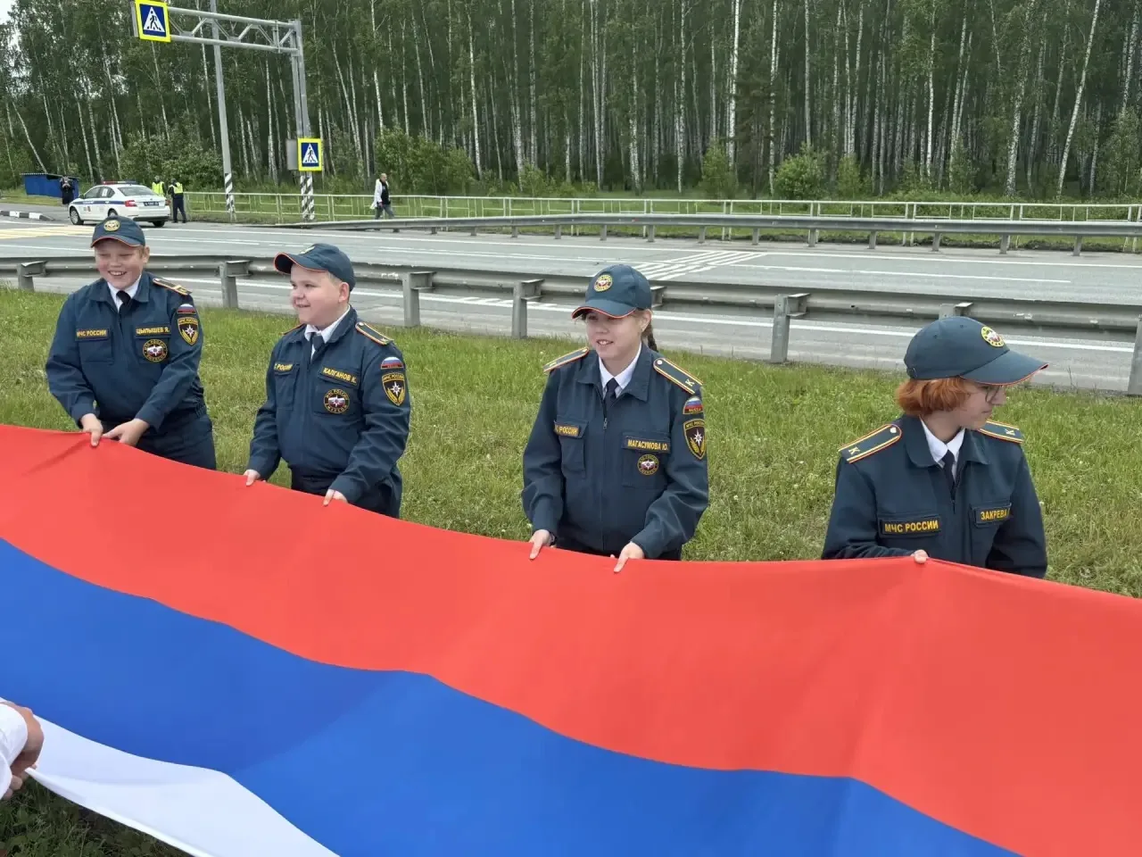 🇷🇺Сила в единстве: Долгодеревенские школьники присоединились к акции и развернули 100-метровый три