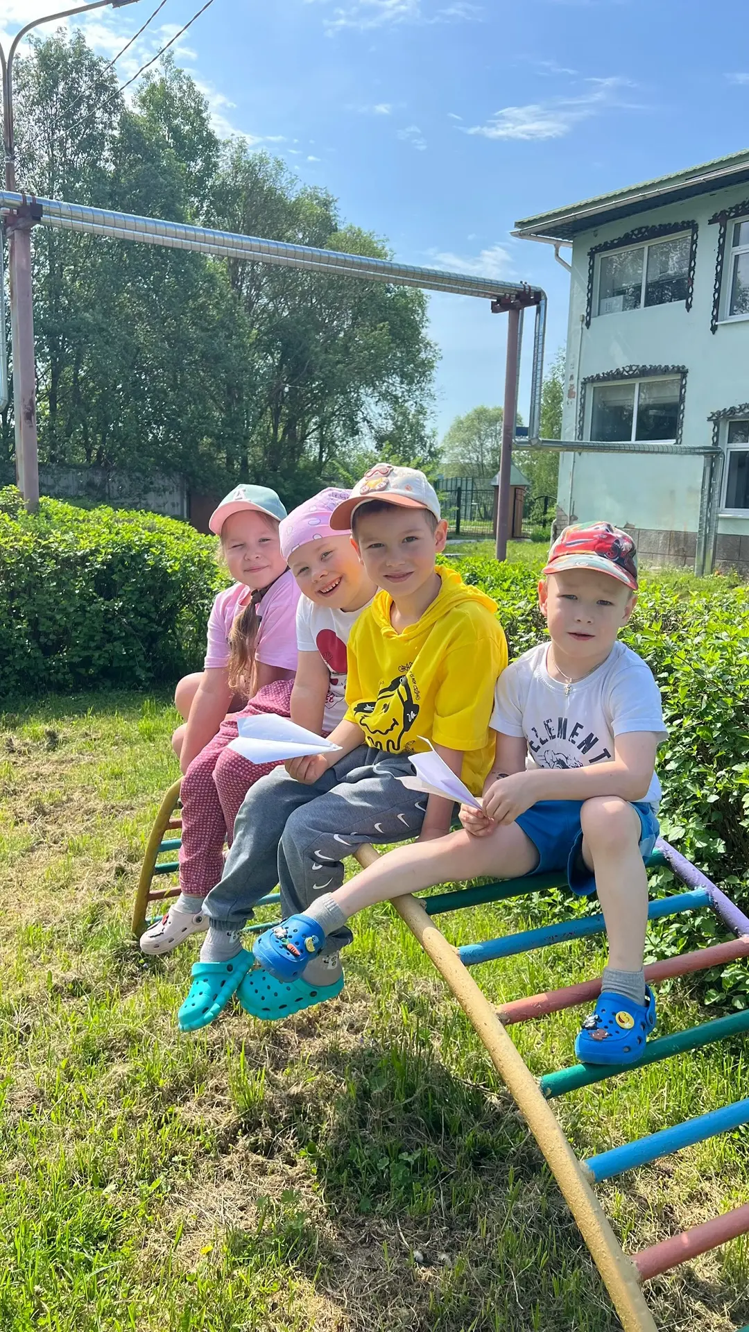 ☀️ На улице отличная погода — солнце светит, птички поют, так и манит погулять! ☀️