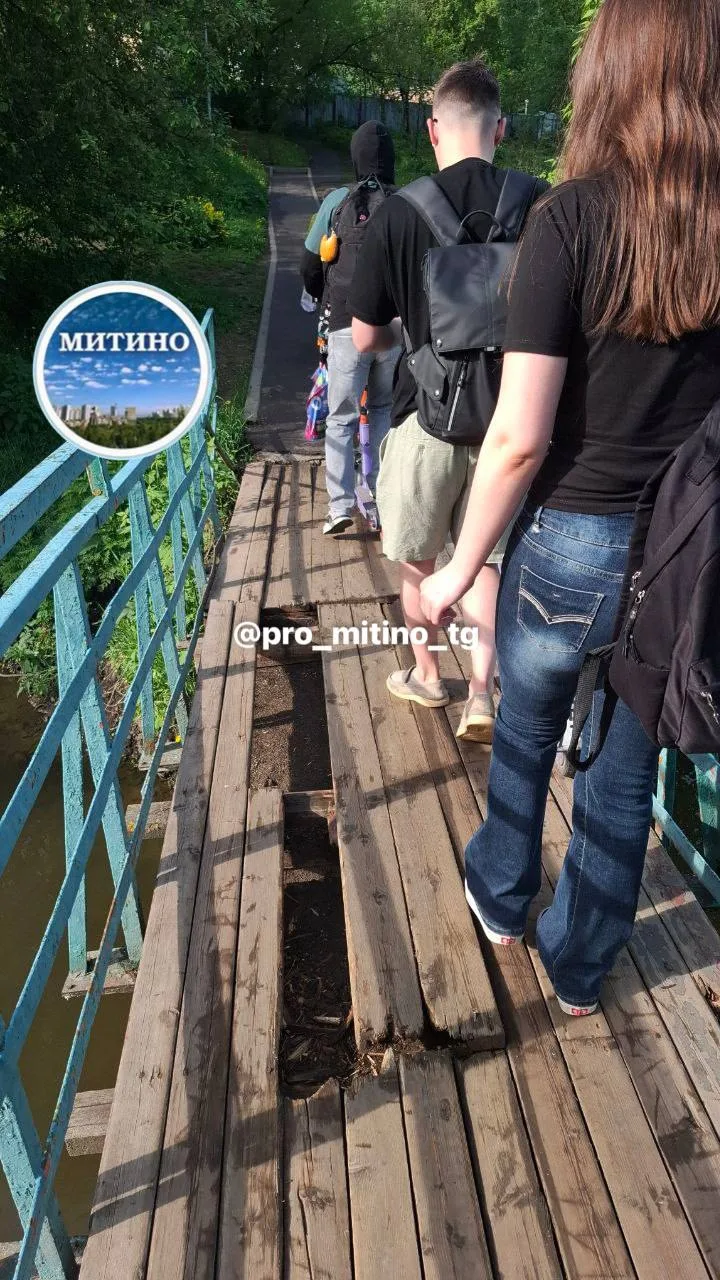 🫨 Вот так выглядит «безопасный» путь из Путилково в Митино (Новобратцево).  Доски на мосту уже прова