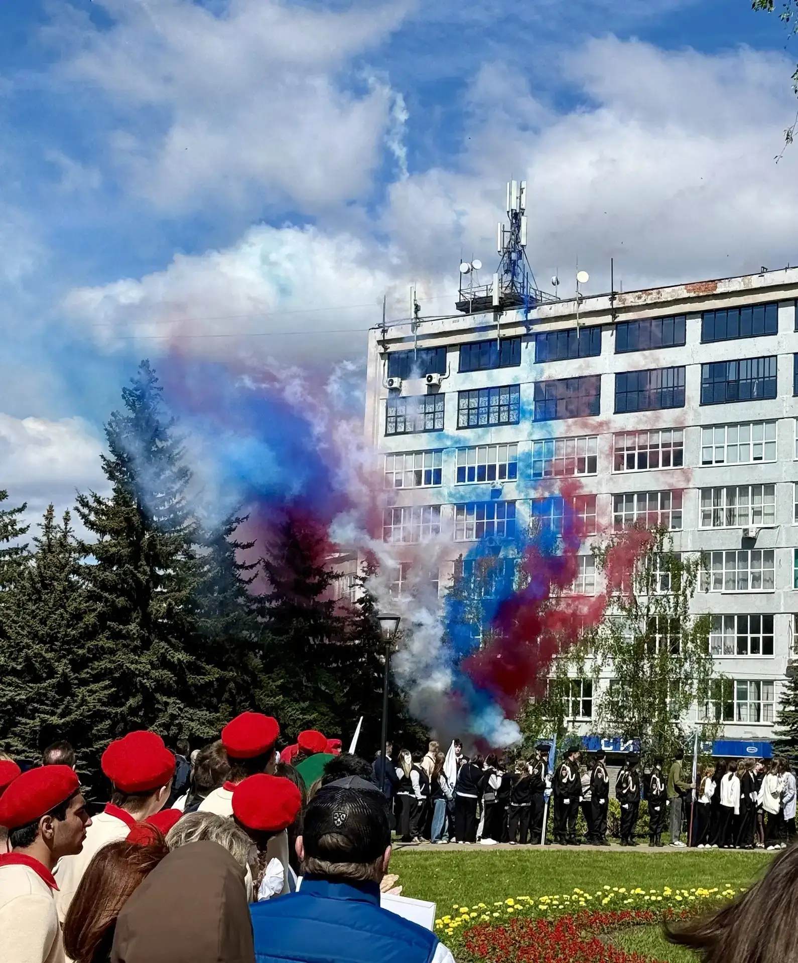 ✨ 9 Мая на площади Славы: память, гордость и единство поколений ✨  Сегодня на площади Славы прошёл т