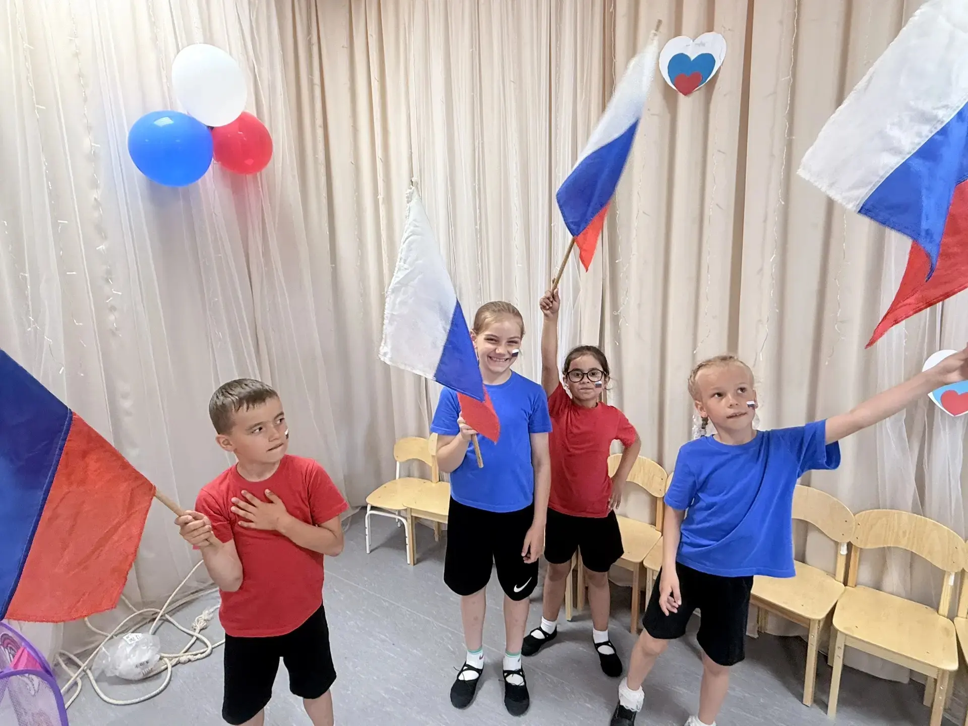 Праздничное мероприятие, посвященное Дню России, прошло в детском саду с.Песчаное. Конц...