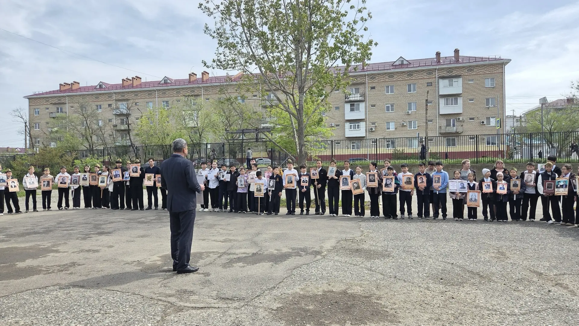 🕊️ «Бессмертный полк»: наша школа хранит память!  В этом году наша школа с гордостью и трепетом прис