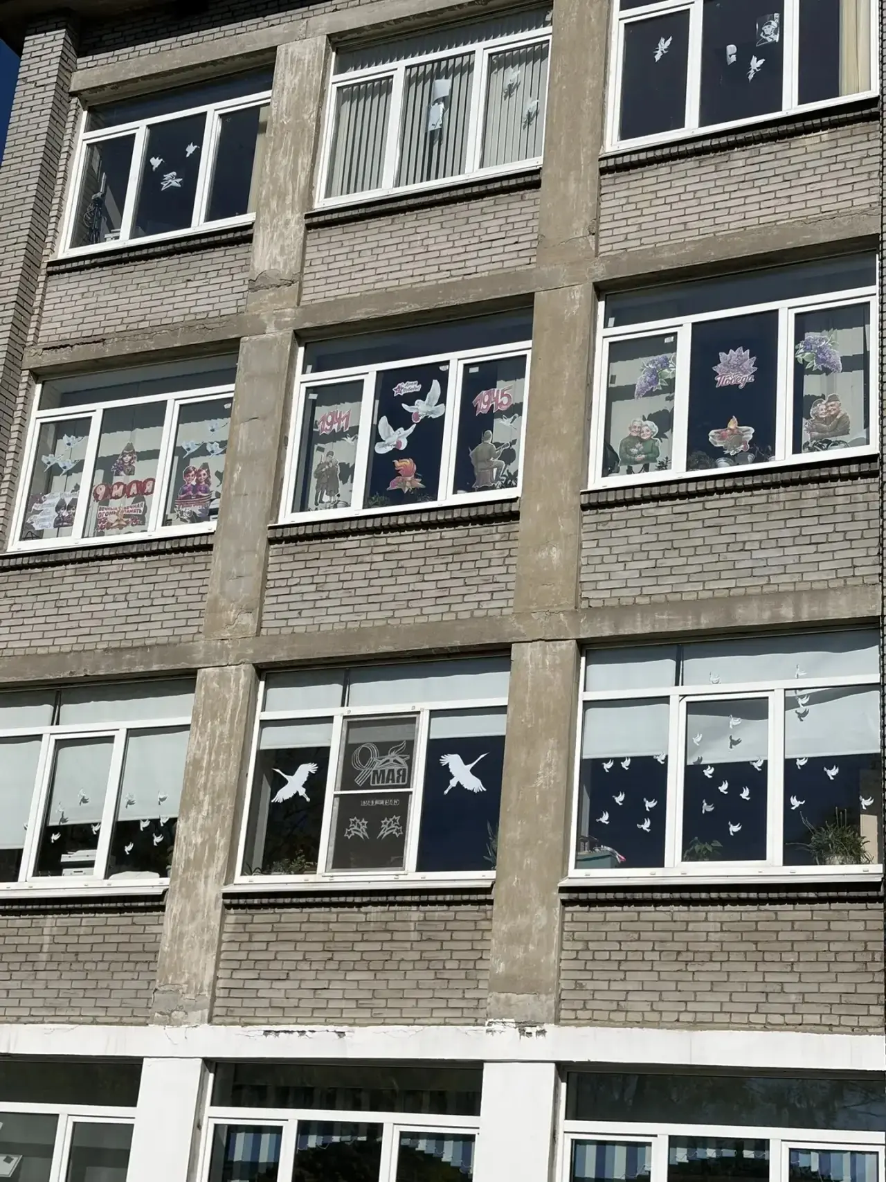 🕊️ОКНА ПОБЕДЫ 🕊️  В преддверии 9 Мая окна нашей школы украсила трогательная акция «Окна Победы».   К