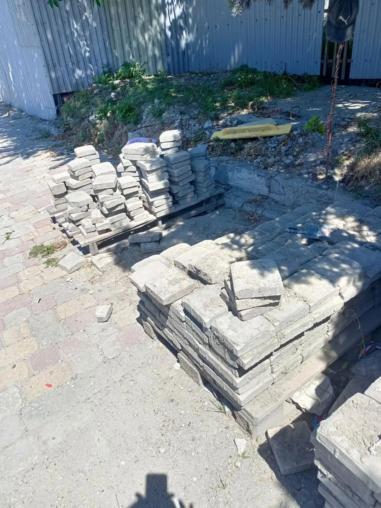🚶 В Восточном районе продолжаются работы по приведению в порядок пешеходного тротуара.

#ВосточныйР