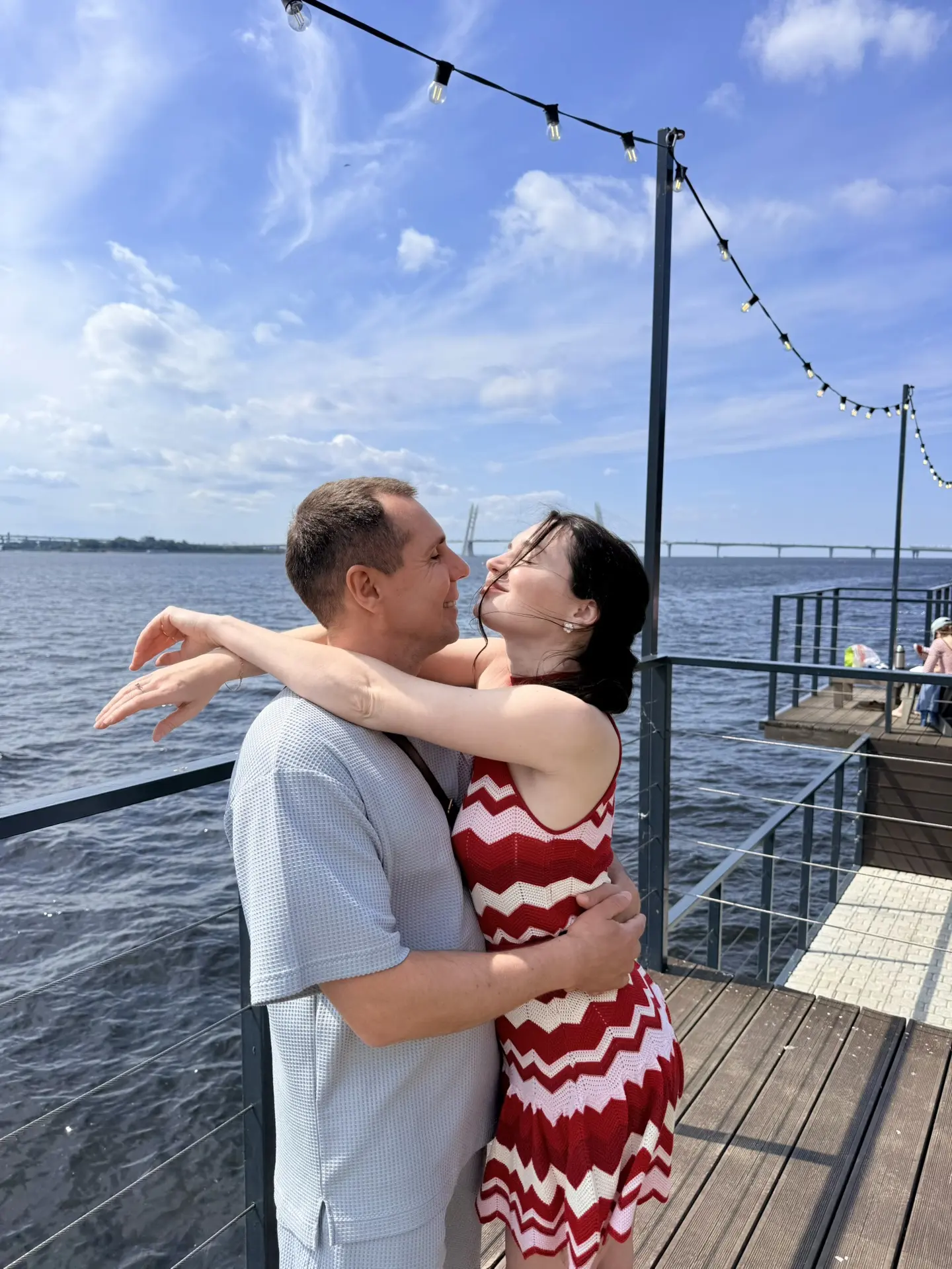 Сегодня мы с нашей молодёжью — моим братом и его подругой — ходили на дневную вечеринку. Слушайте, к