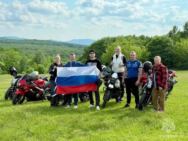 🏍 Спасатели в косухах

Сотрудники МЧС организовали Мотопробег единства по улицам Хабаровска. Ребята