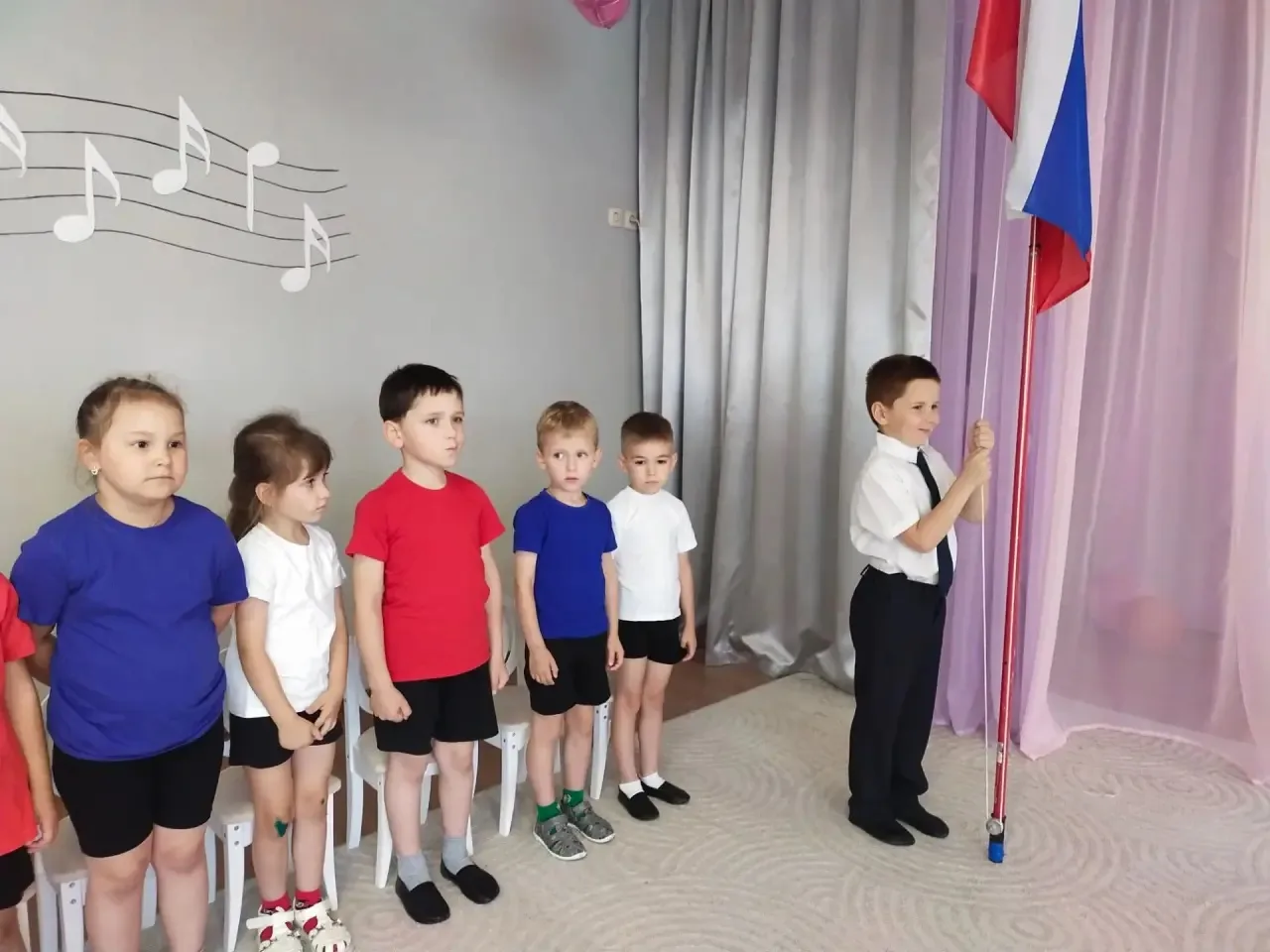 В нашем детском саду с радостью отмечают День Государственного флага Российской Федерац...