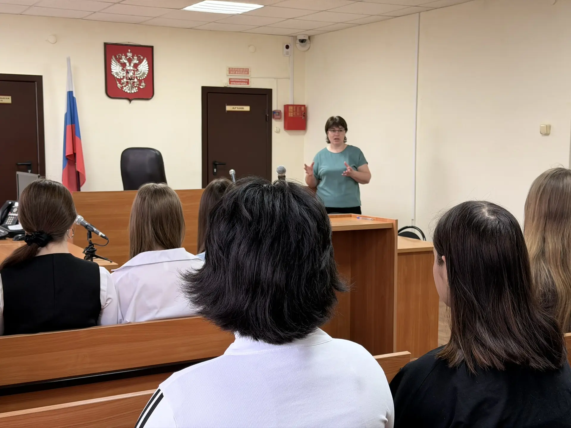 🎯⚖️ Сегодня состоялась вторая встреча учащихся 8 "Г" класса с представителями районного суда. Судья 