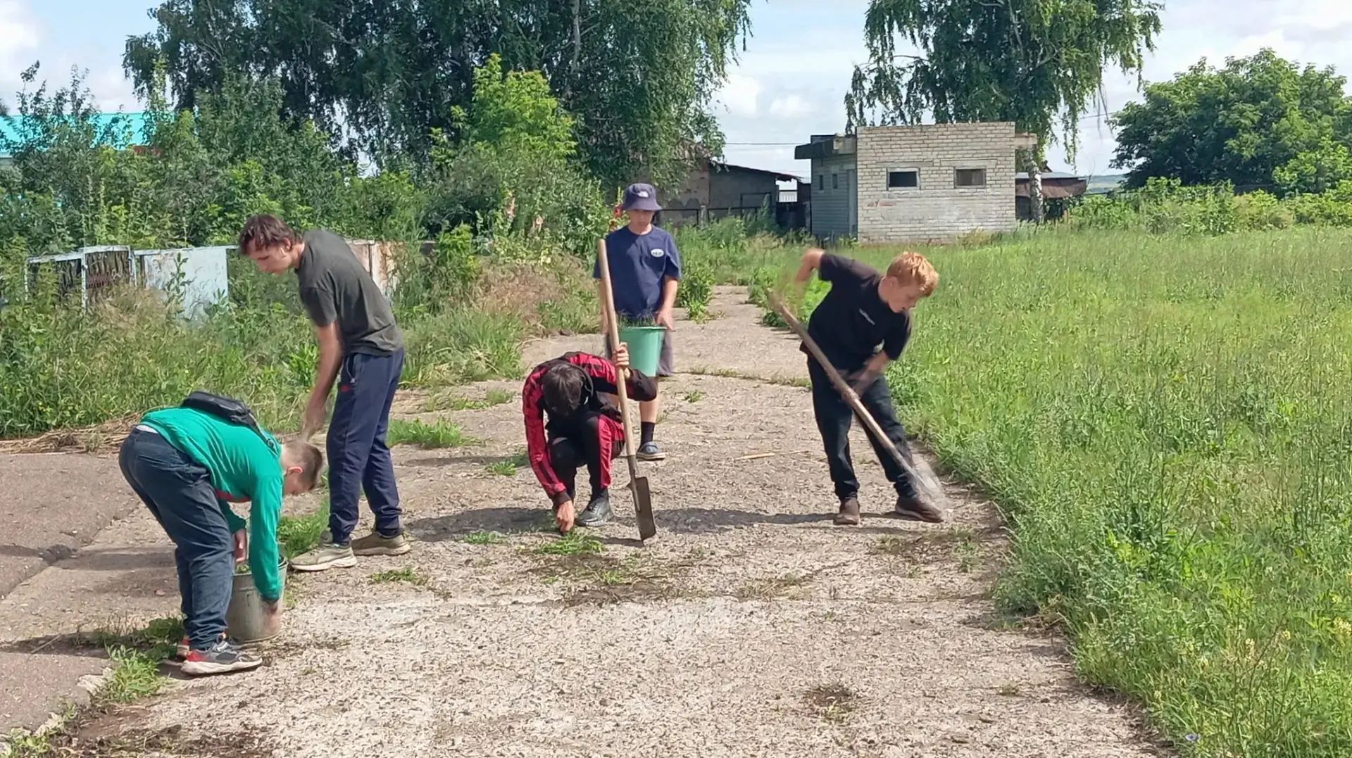Порядок на территории — забота ТОШ 🧹

Сегодня у наших ребят была «метла-миссия»! ТОШевцы вышли на у