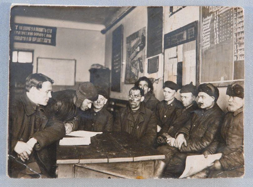 #рубрика_ретро

"Фото сюжетное. Рабочие депо ст. Старый Оскол изучают решение 17 съезда ВКП(б)"  😌 