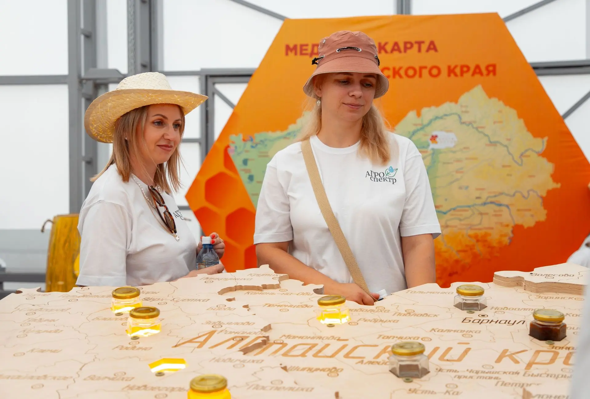 🏞🍯Молодые ученые АГАУ специально для «Всероссийского Дня поля-2026» изготовили «Медов...