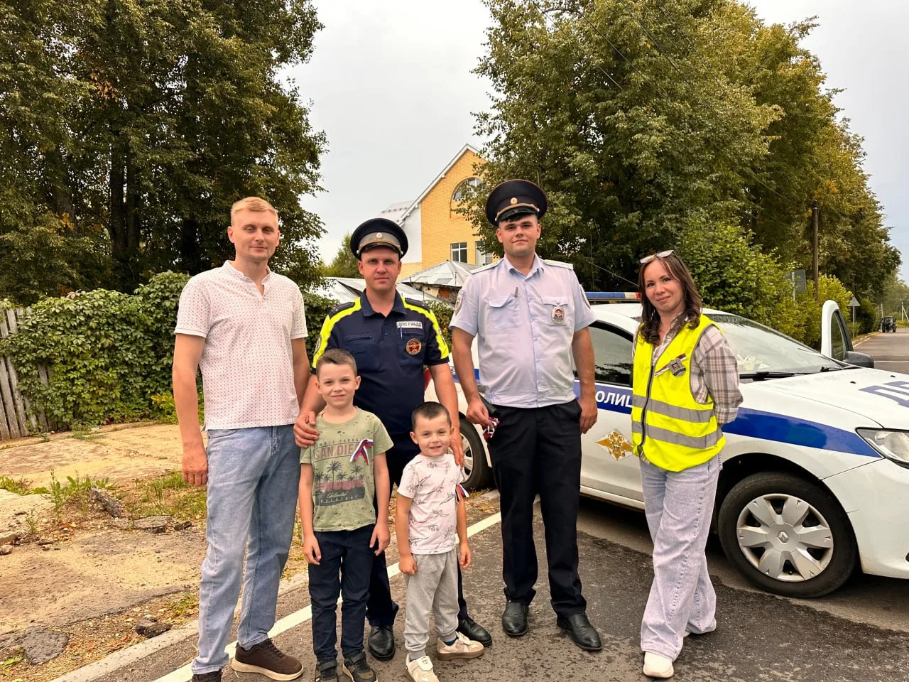 ГИБДД и народные дружинники провели акцию в День Государственного флага