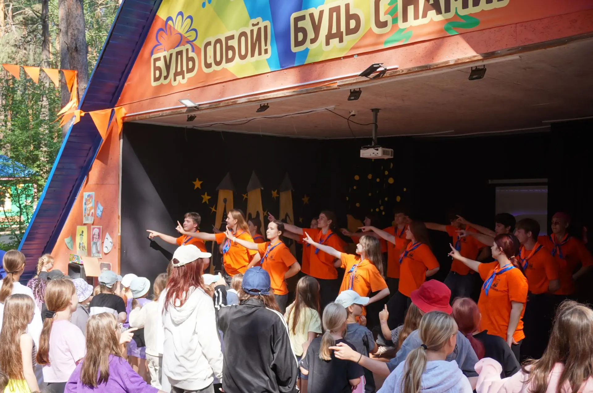 🌱В Барнауле продолжается продажа путевок в муниципальные загородные лагеря

В период летних каникул