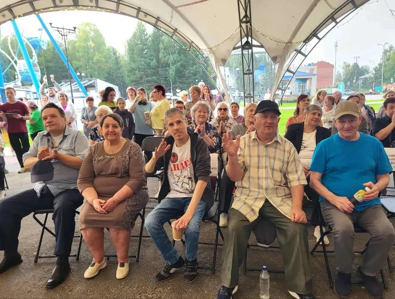 Тёплый летний вечер опускается на город, а в парке особенный день.