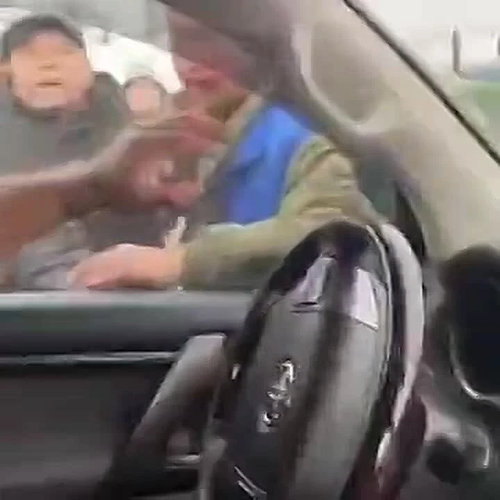 ❗️Мигранты напали на авто русского водителя и его дочери, которые везли гуманитарку на ...