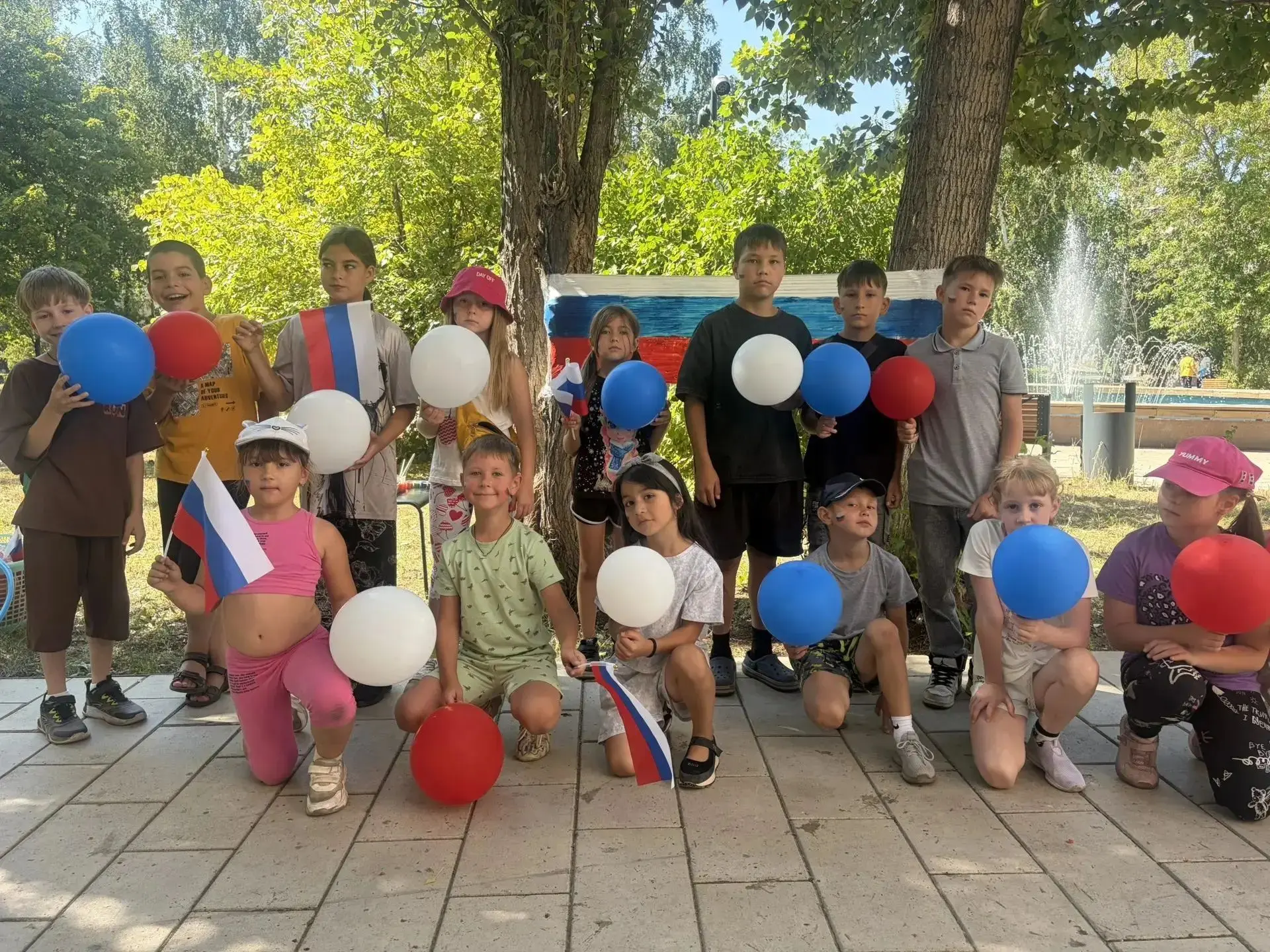 🎉 «Горжусь русским флагом  »  под таким названием  для ребят из СОШ √1 города Медногорска