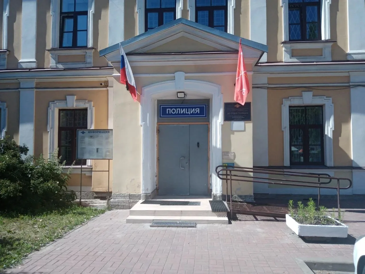 В Василеостровском районе задержан мужчина, повредивший автомобиль скорой помощи
