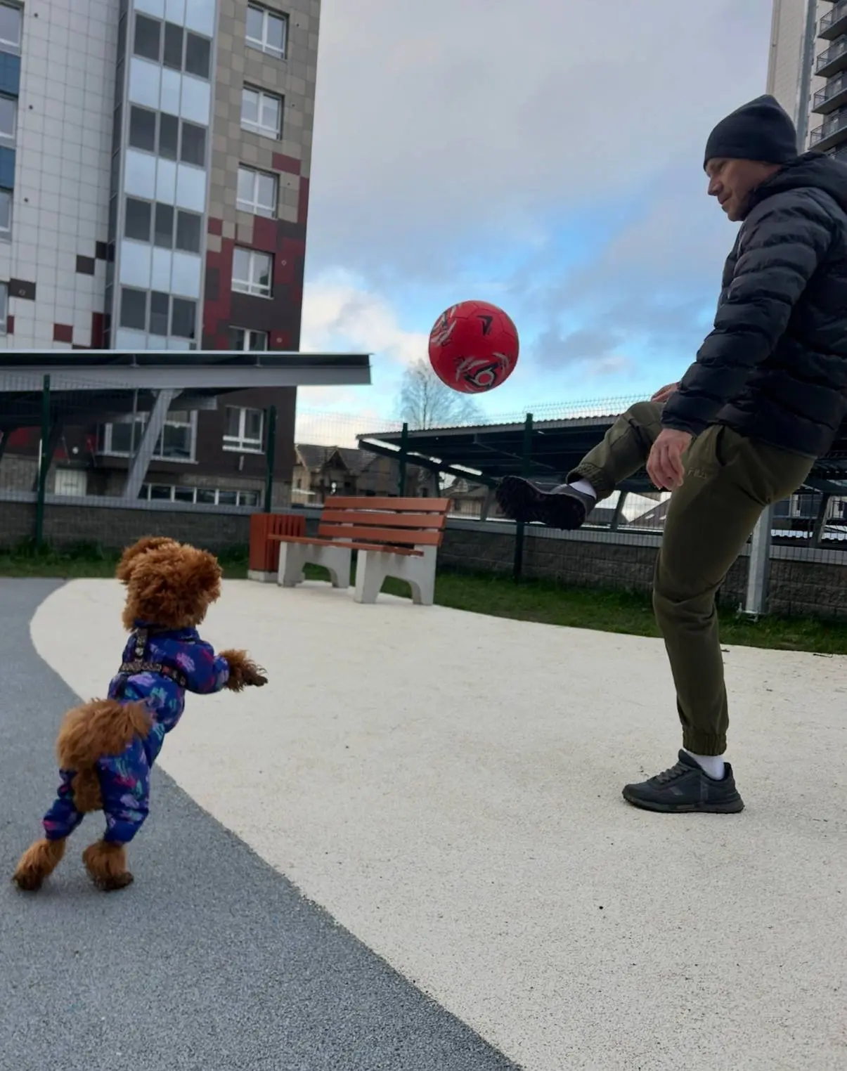 Милота дня 🥰 Спортсмены сборной России по санному спорту (дисциплина натурбан) в окружении своих дом