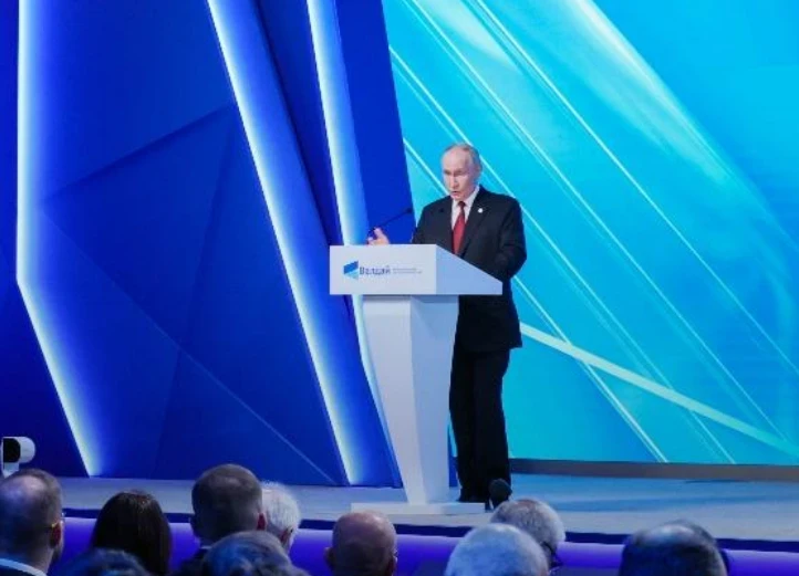 Путин словами "получи фашист гранату" охарактеризовал ответ РФ на удары по российским с...