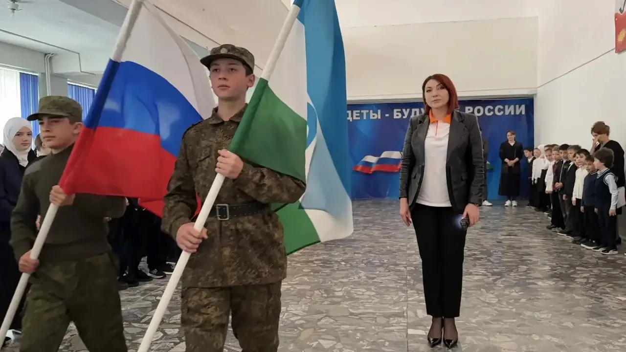 🇷🇺 Сегодня в школах и СПО нашей республики началась новая учебная неделя по традиции ...