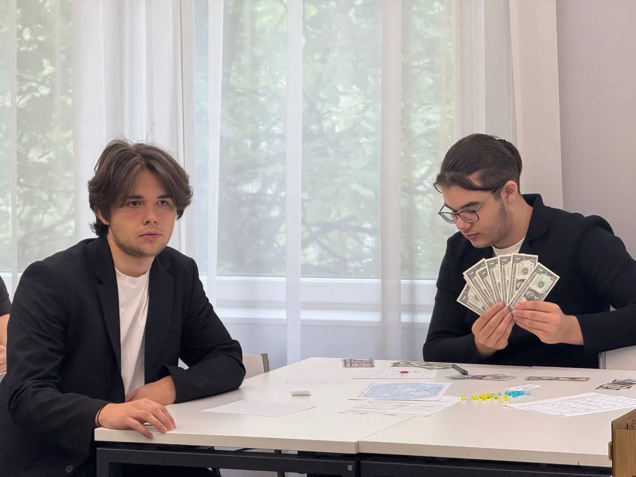 Деловая игра 📈  Сегодня на уроке географии в 10Б классе прошла масштабная экономическая симуляция. К