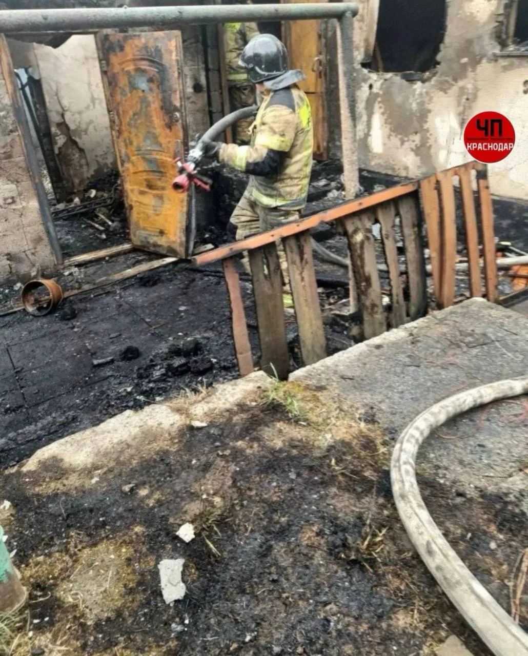 🔥 Дом сгорел дотла: жители Верхнениколаевского жалуются, что пожарные ехали почти час