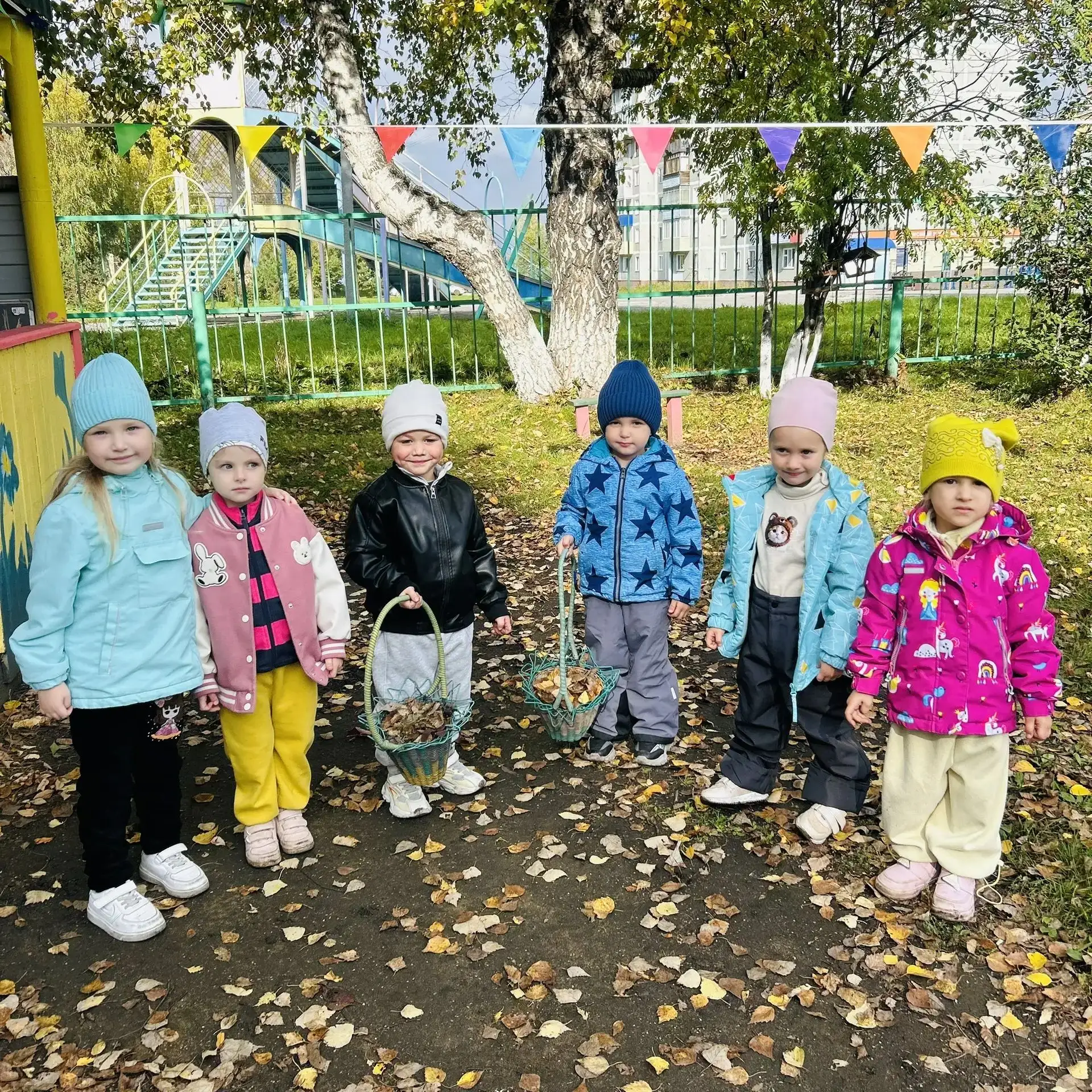 Субботник!✨Как провести прогулку с пользой? Да просто взять с собой грабли, метёлки, ве...