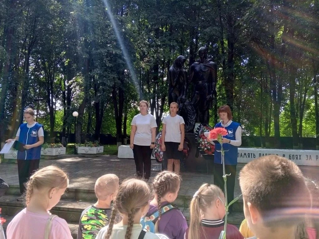 22 июня, в День памяти и скорби, у мемориала Братской могилы прошёл памятный митинг с участием школь