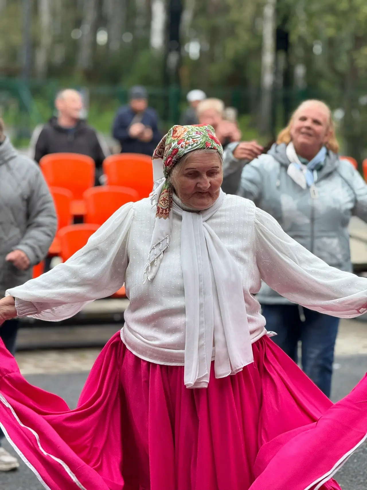 В Манином парке, несмотря на погоду, было по-настоящему жарко! 💃