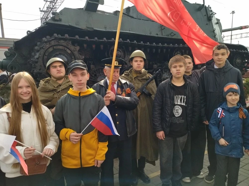 🇷🇺1 мая на железнодорожный вокзал города Ижевска прибыл «Поезд Победы": шесть платформ с образцами
