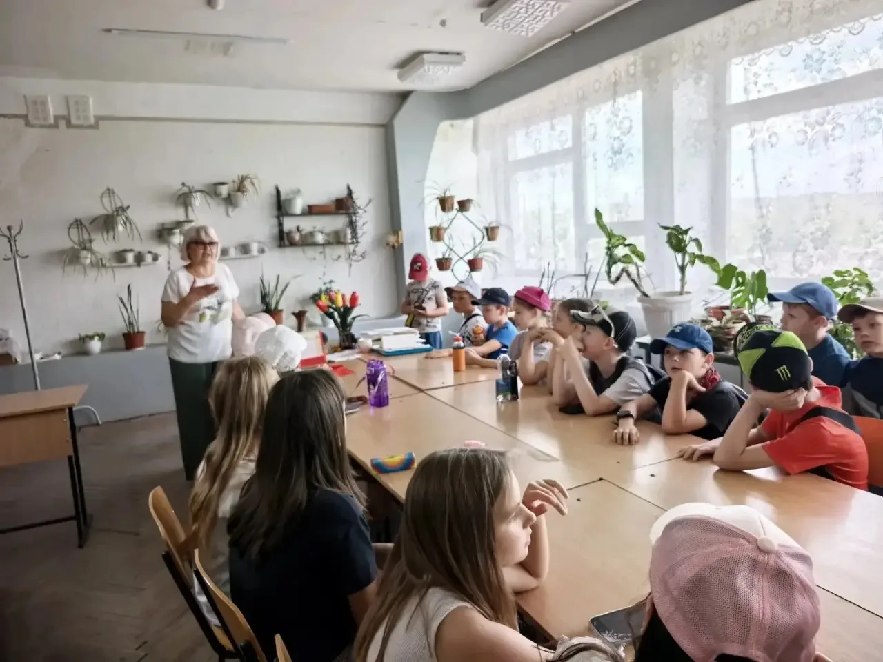 Сегодняшнее утро началось с бодрой и веселой зарядки, которая помогла ребятам зарядиться энергией и 