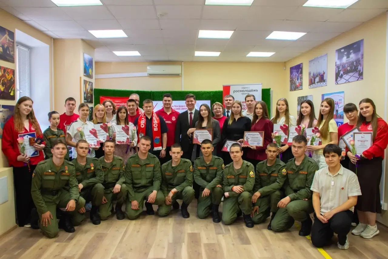 🏅 Волонтёрский труд отмечен высокой наградой

В Саратове наградили активистов «Волонтёрской Роты». 