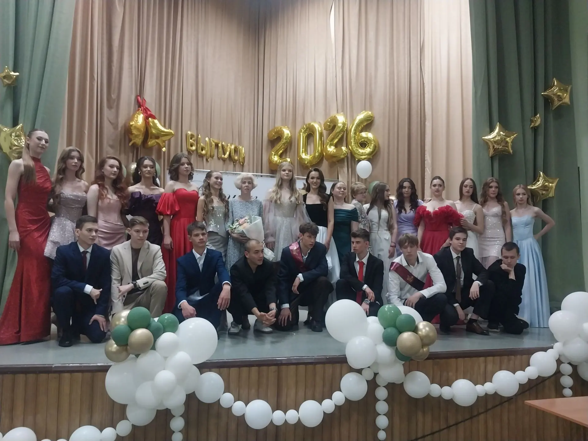 ✨💥 Сегодня в школе  долгожданный, трогательный и по-домашнему тёплый праздник - Выпускной вечер.
🎓