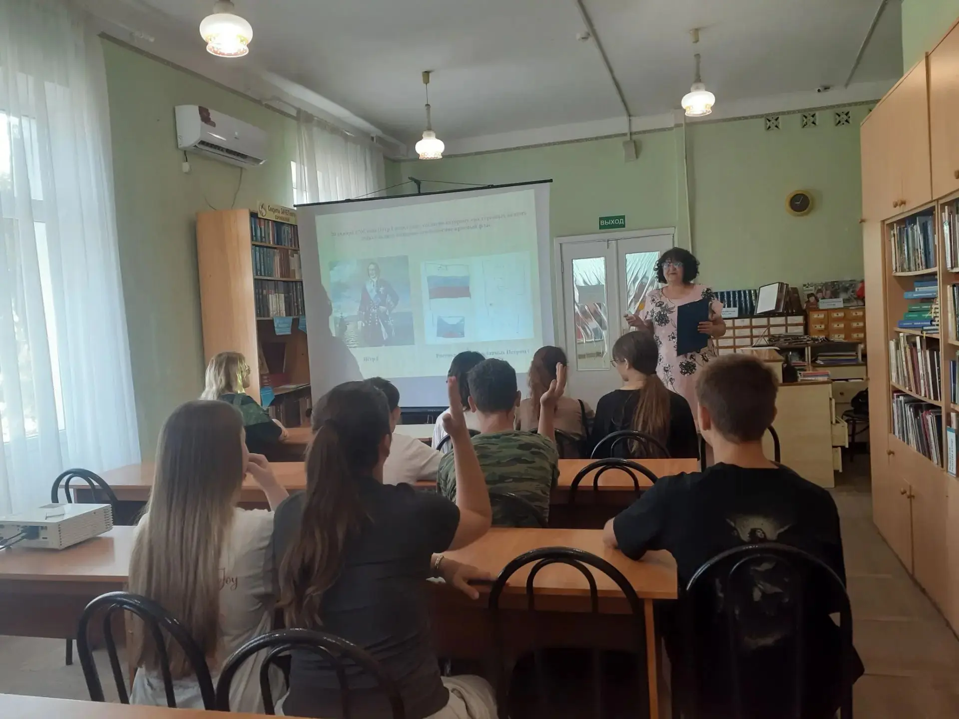 Гордо реет стяг державный