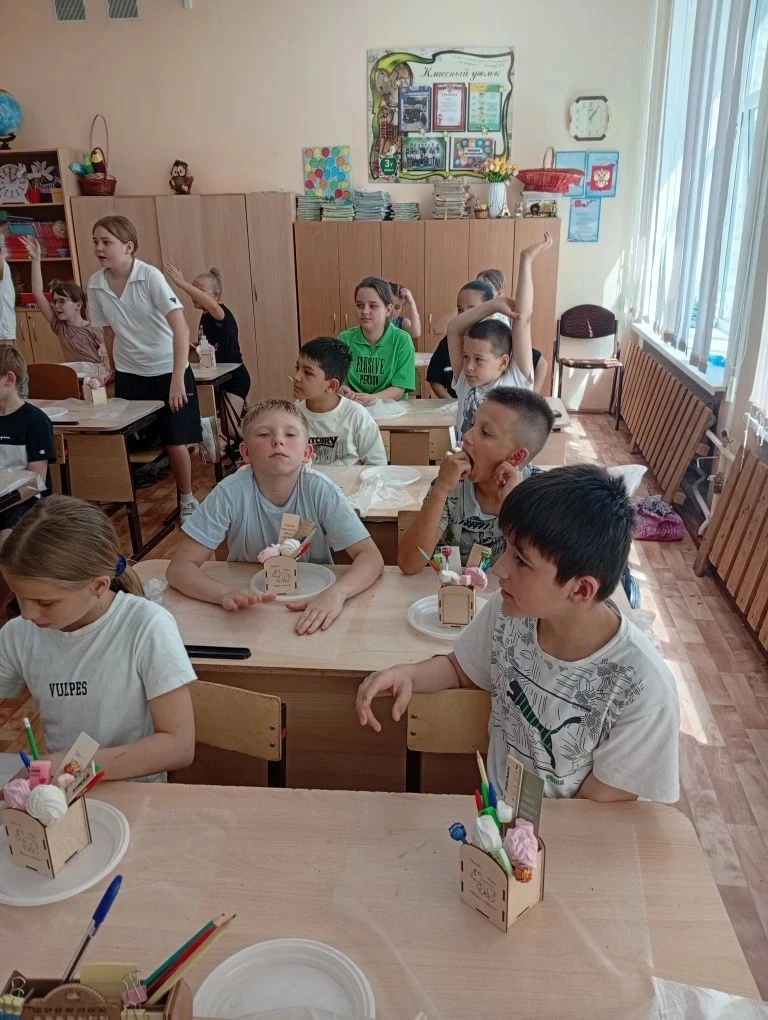 Ученики из 3Г класса завершили учебный год мастер-классом по изготовлению канцелярского бокса! Ребят