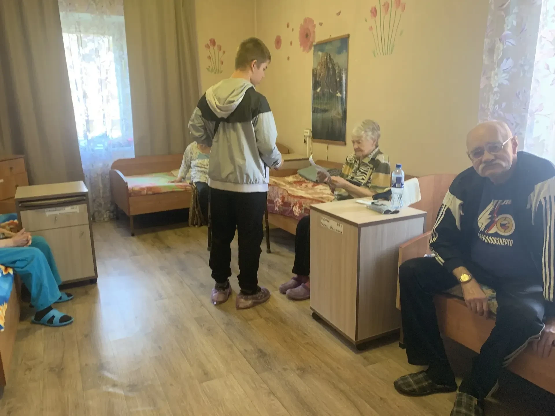 Хочу выразить благодарность школе 61, 8А классу, за поздравление и подарки ко дню пожил...